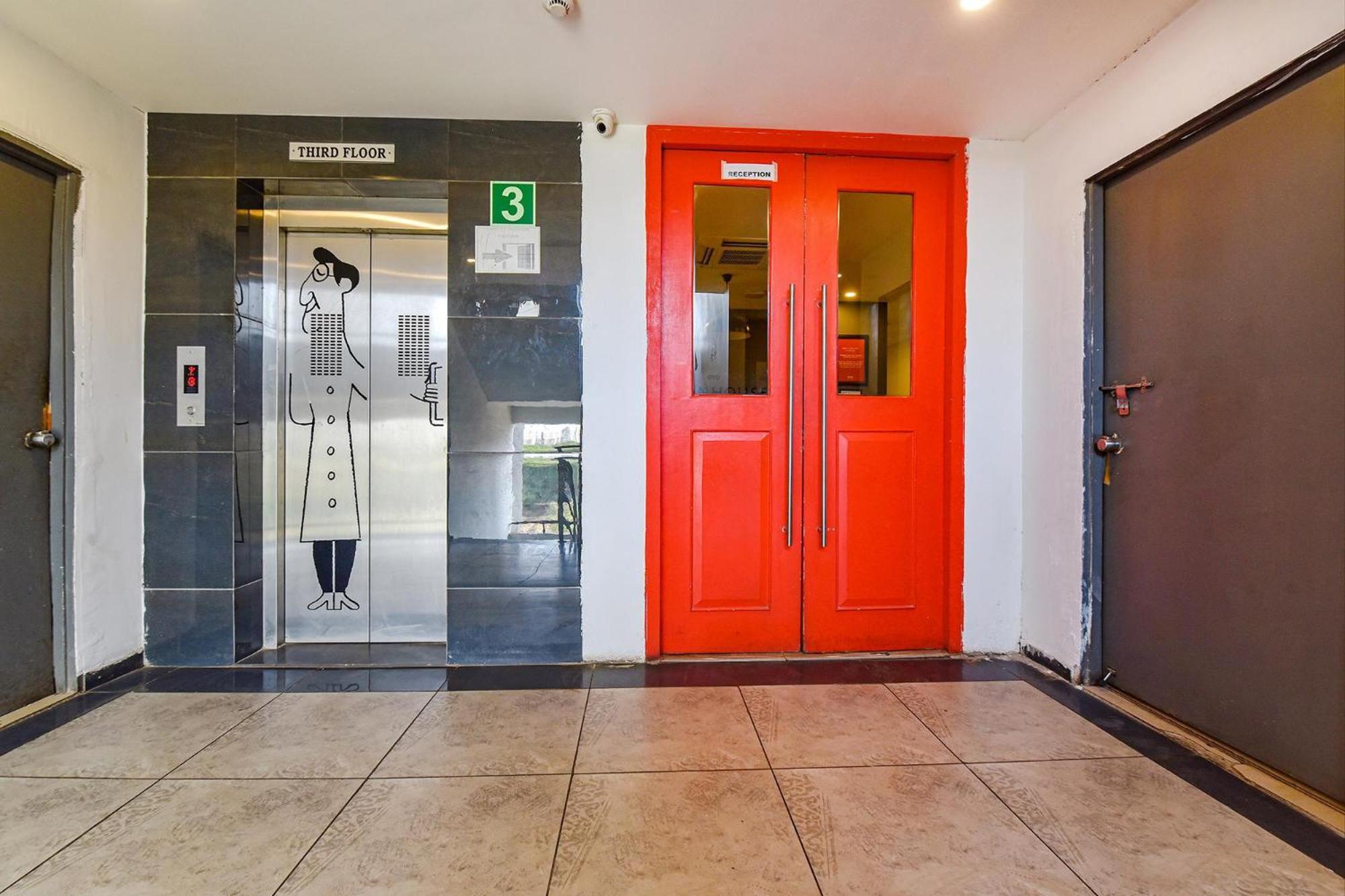 Fabhotel Ny Townhouse Ahmedabad Buitenkant foto